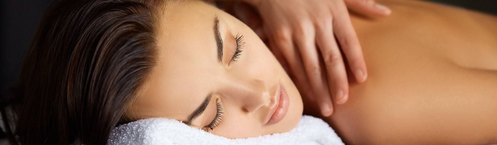 Femme en pleine séance de soin du corps relaxant - Audrey Esthétique