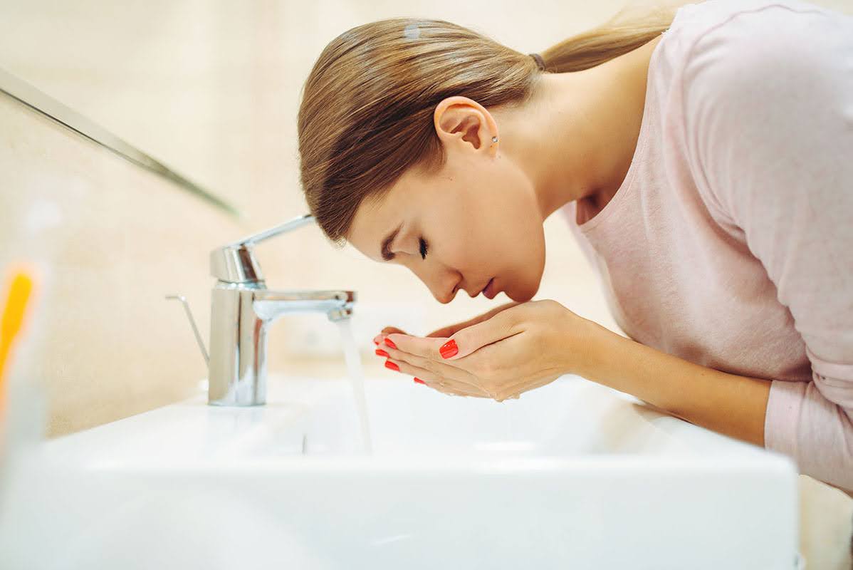 Femme en train de s'appliquer un masque beauté sur le visage - Audrey Esthétique