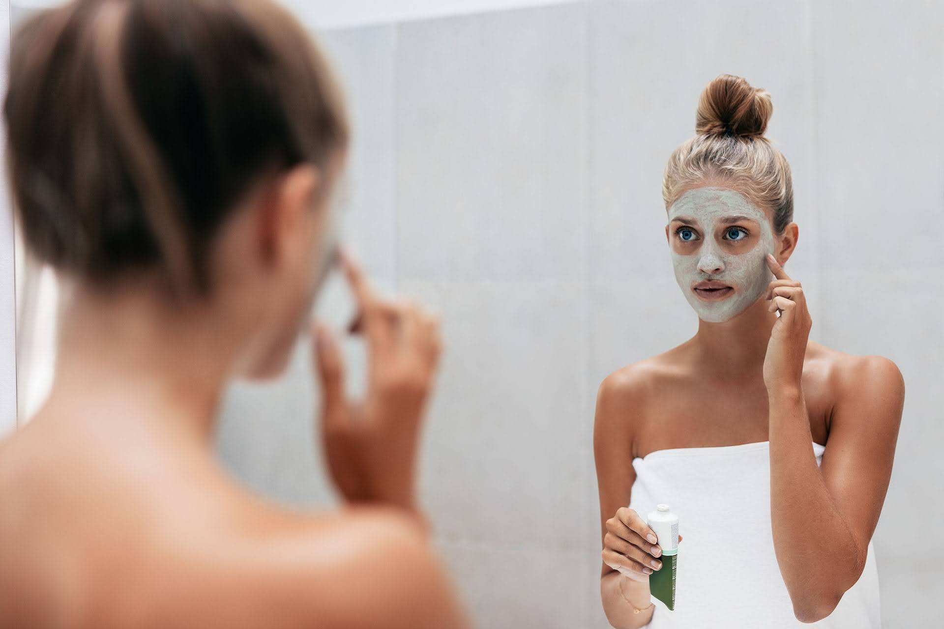 Femme en train de s'appliquer un masque beauté sur le visage - Audrey Esthétique